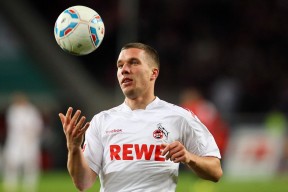 国际足球界倡导绿色环保，赛场和设备实现全面升级，足球国际赛的作用